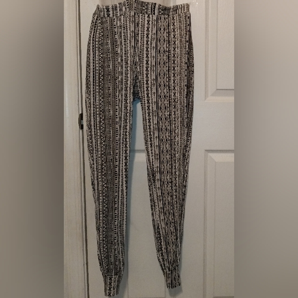 5 Pieces 3 TOPS, 1 PANTS, & 1 CAPRI LEGGINGS Women's - Picture 14 of 16